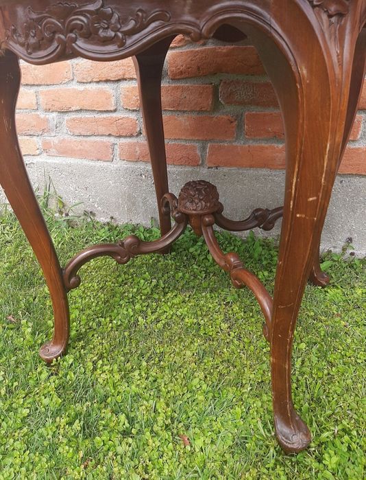 Masă din lemn masiv.