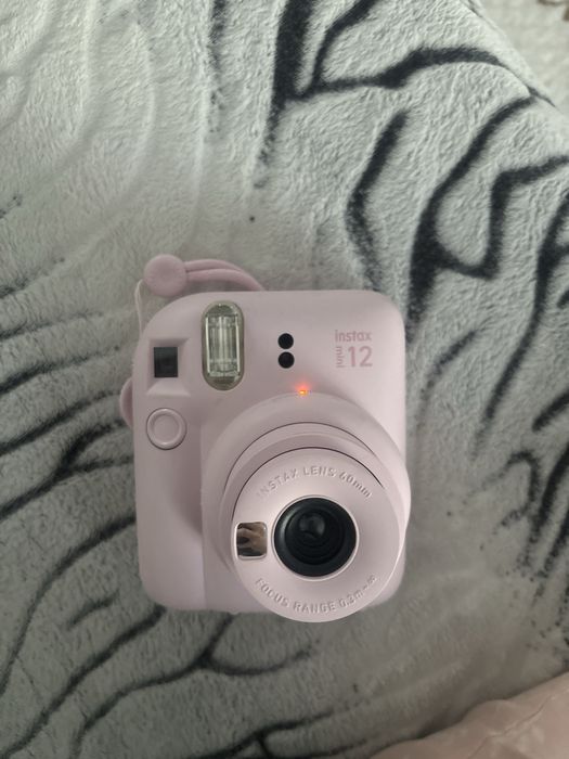 продаю instax mini 12