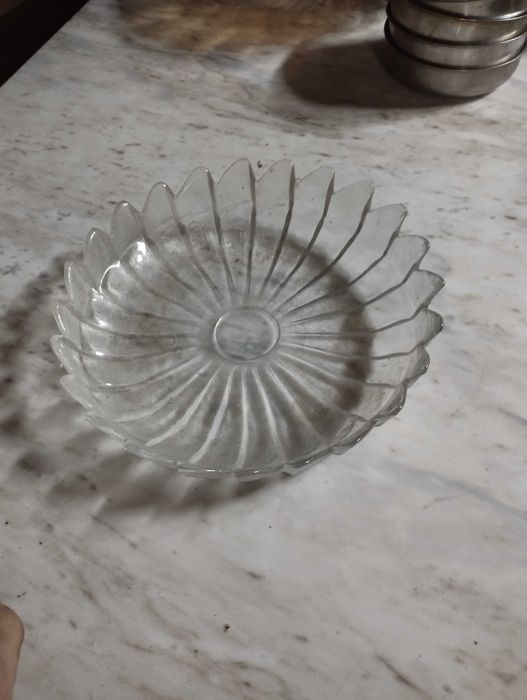 Стъклени чинии и купи