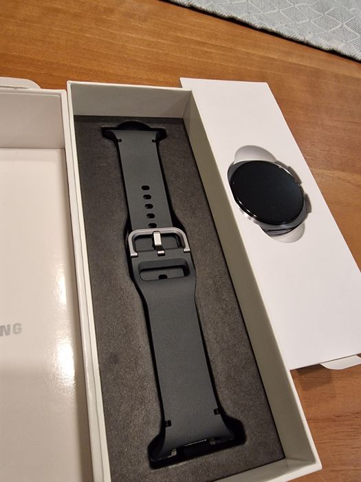 Чисто нов смарт часовник Samsung Galaxy Watch8 40mm с кутия