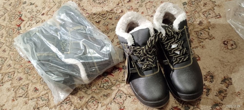 Продам 2пары рабочих ботинок