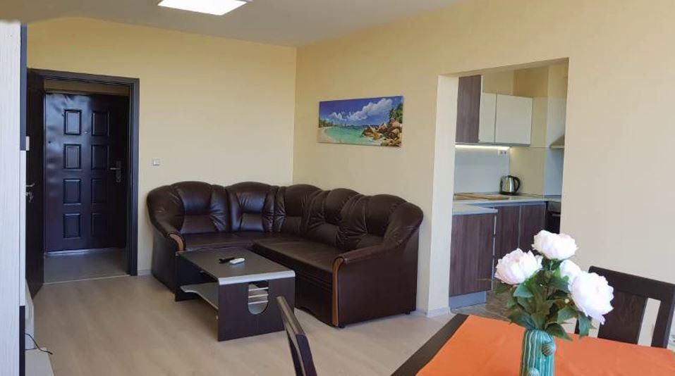 Дава се под наем Тристаен апартамент в Варна, Лятно кино Тракия - 117 кв.м за 900 € - Снимка #3