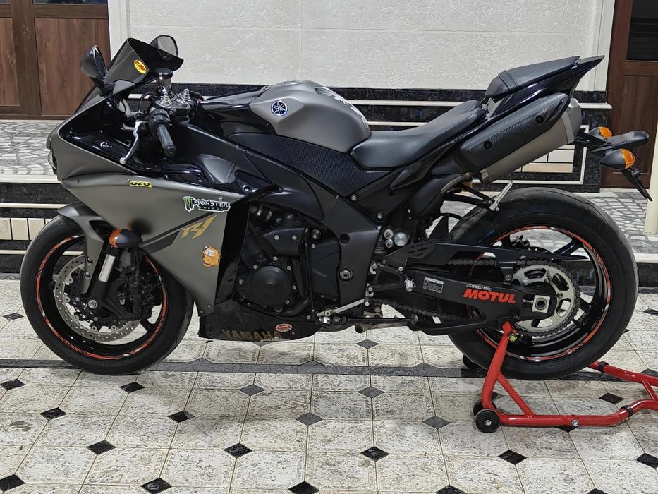 Yamaha yzf R1 sotiladi