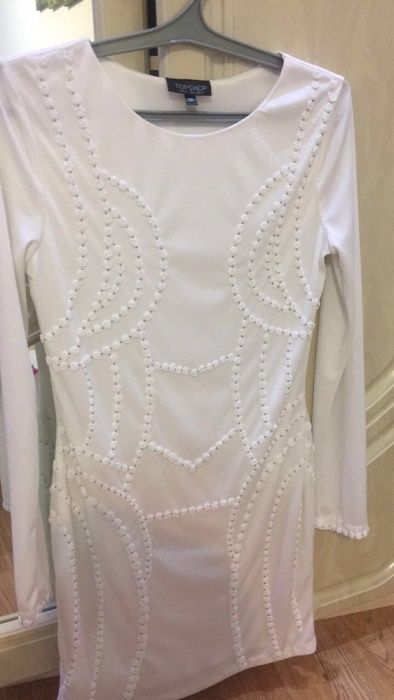 Белое нарядное облегающее платье