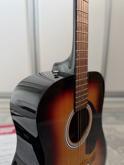 Акустическая Гитара Fender с набором аксессуаров.