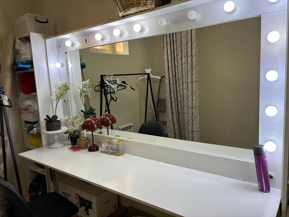 Гримерное зеркало с даумя шкафами.