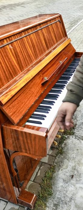 Продам пианино (upright piano)  .