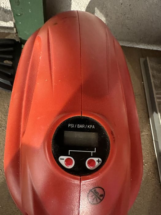 Компресор за помпане на гуми BLACK&DECKER ASI200