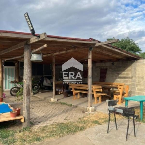 ЕКСКЛУЗИВНО! Обзаведена едноетажна къща с басейн, в кв."Рилци" гр. Доб