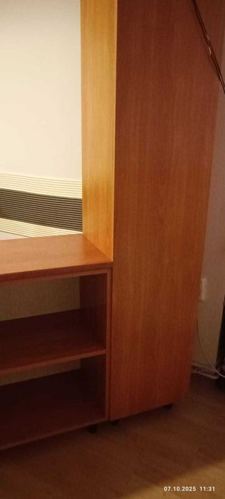 Продавам кухненски шкаф с витрина. Възможно е лек коментар на цената