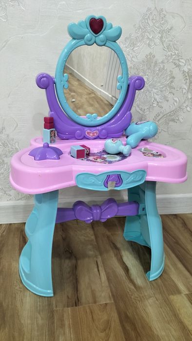 Игрушка для девочек трюмо