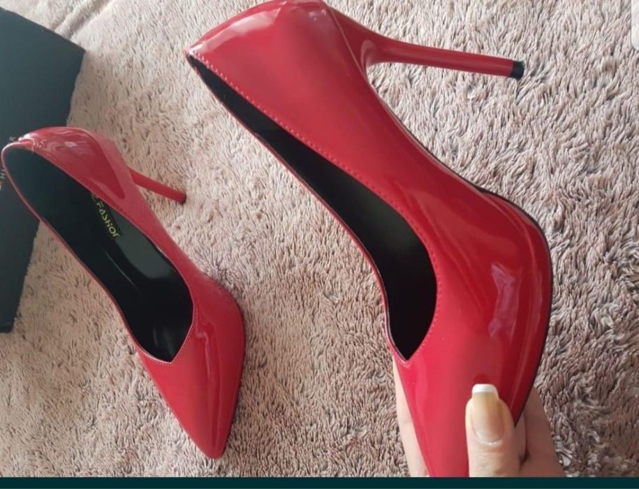 Червени обувки на ток