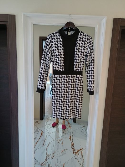 Рокля с ръкави,подходяща за сезона.