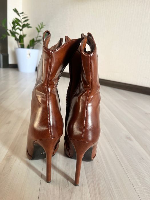 Низкие сапоги на высоком каблуке