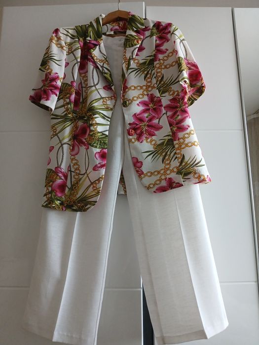 Продавам дамски летен костюм.