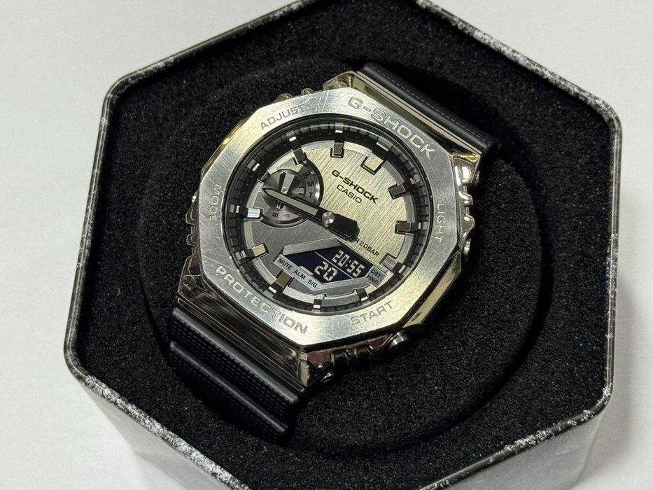 Часовник Casio G-Shock GM-2100-1AER
