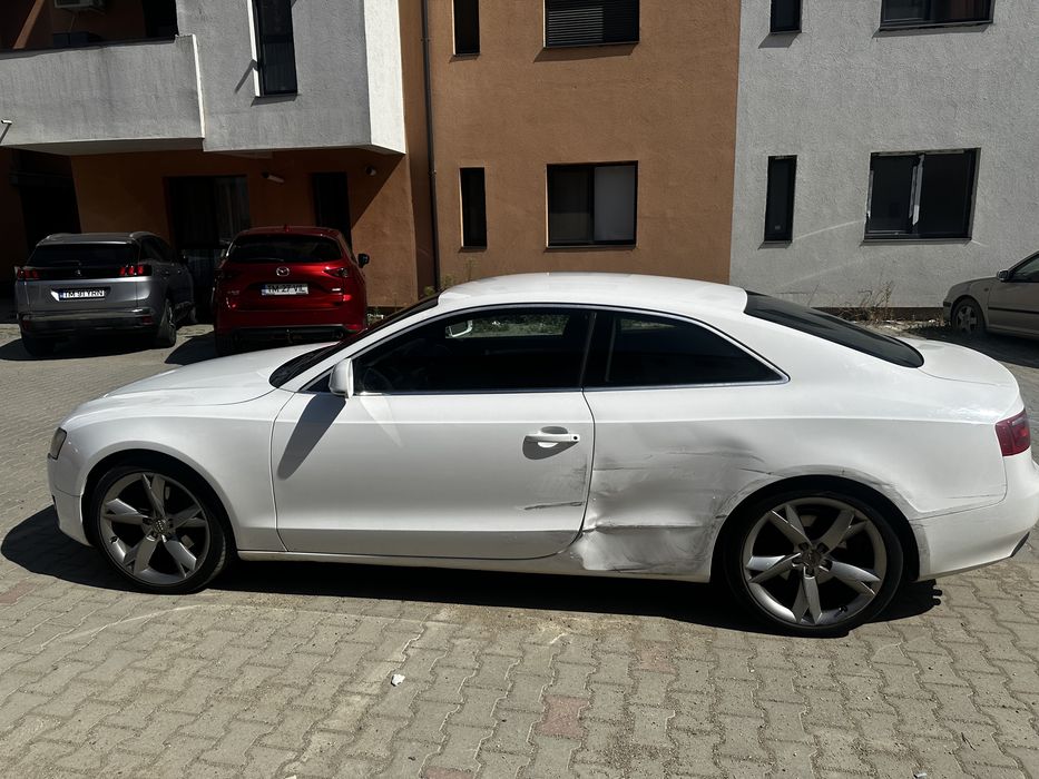 Vând Audi A5 Coupe, an fabricație 2009, cu 228.343 km.