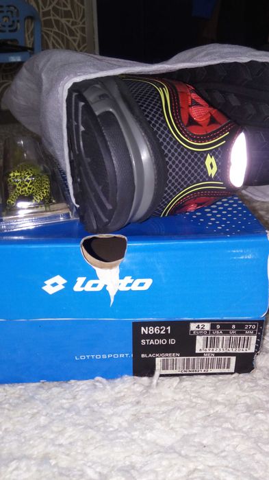 Продам кроссовки LOTTO.