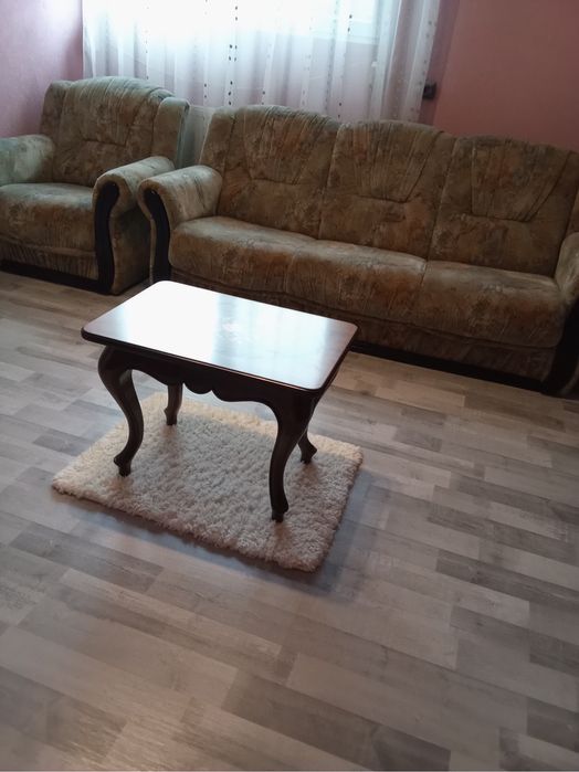 Măsuță de cafea in stare nouă, cadru din lemn masiv si ornament sculpt