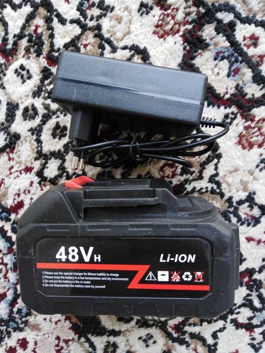 Продаётся дрель шурупаверт с щётками по металу.