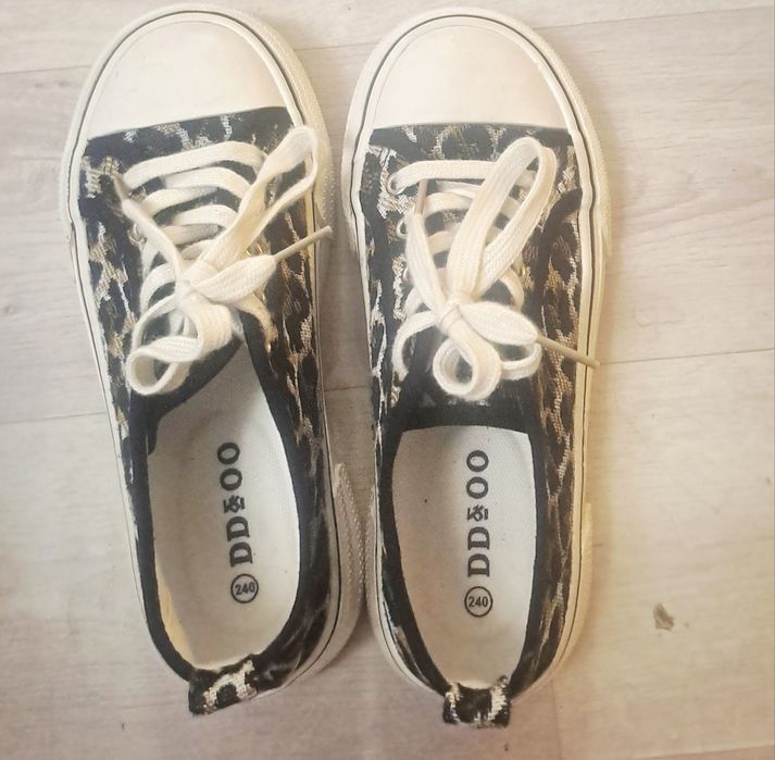 Продам кроссовки с леопардовым принтом.