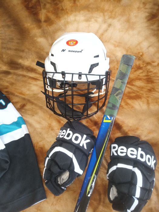 Продам хорошую хоккейную экипировку!
