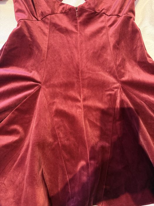 Кокетна рокля в цвят бордо. НОВА!