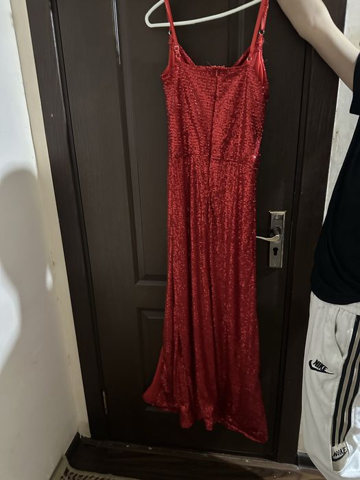 Платье красное, с паетками, праздничное платье