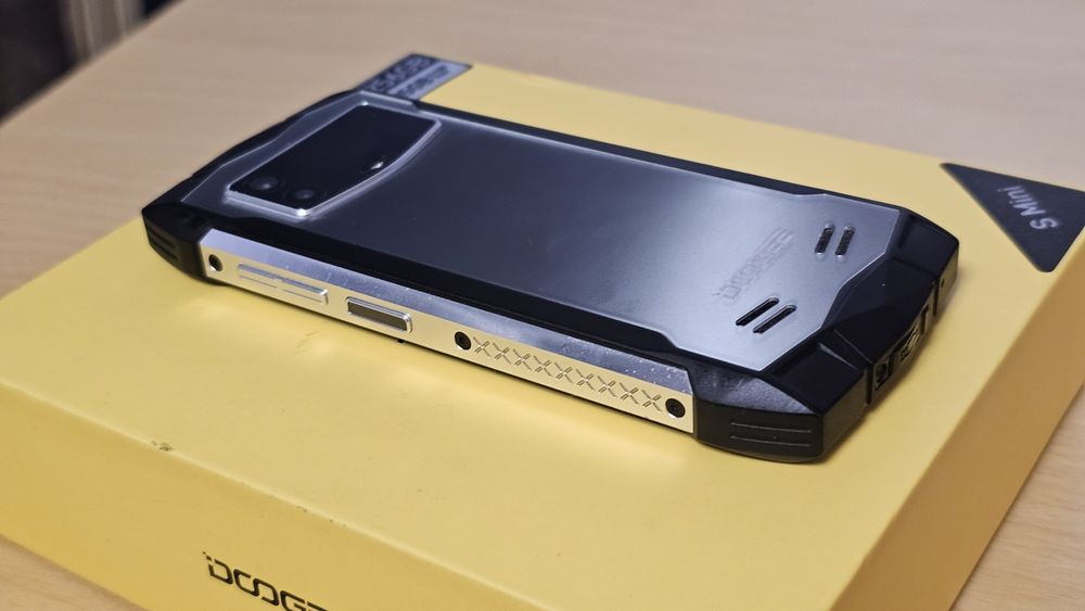 Уникален телефон DOOGEE S Mini