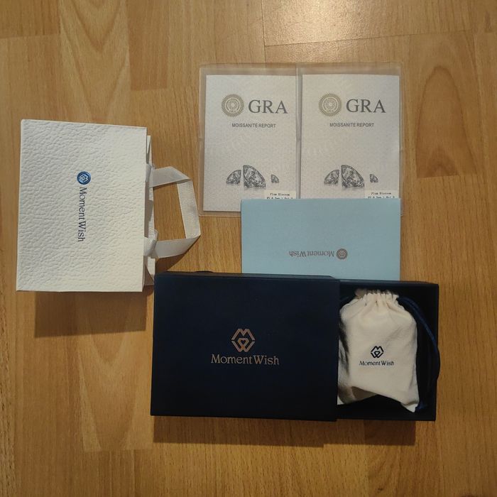 Продавам елегантни обеци MomentWish с висококачествен моисанит, изработени от 925 сребро.