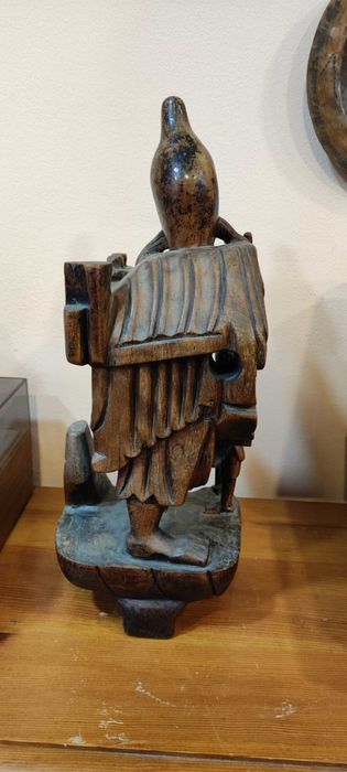 Красива ръчно изработена фигурка от старо дърво