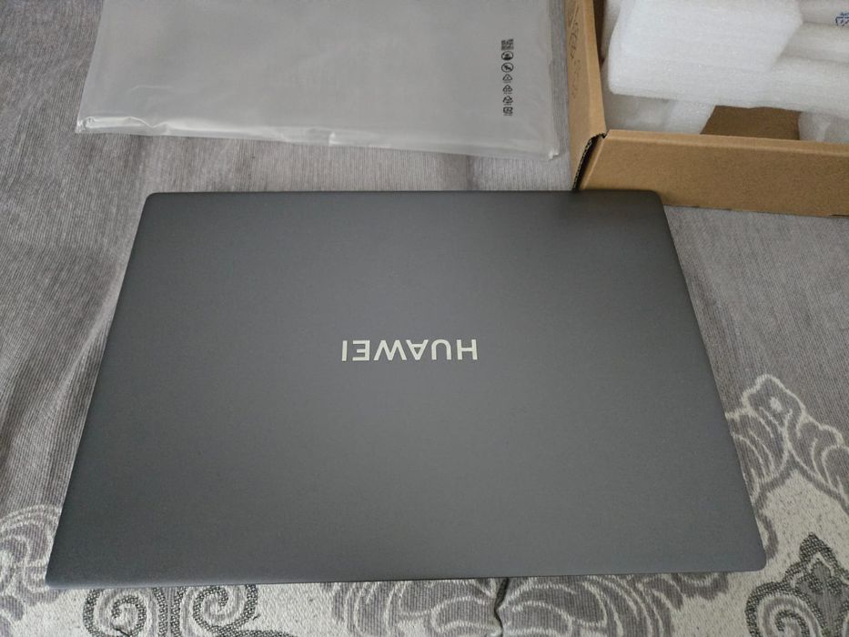 HUAWEI matebook D16