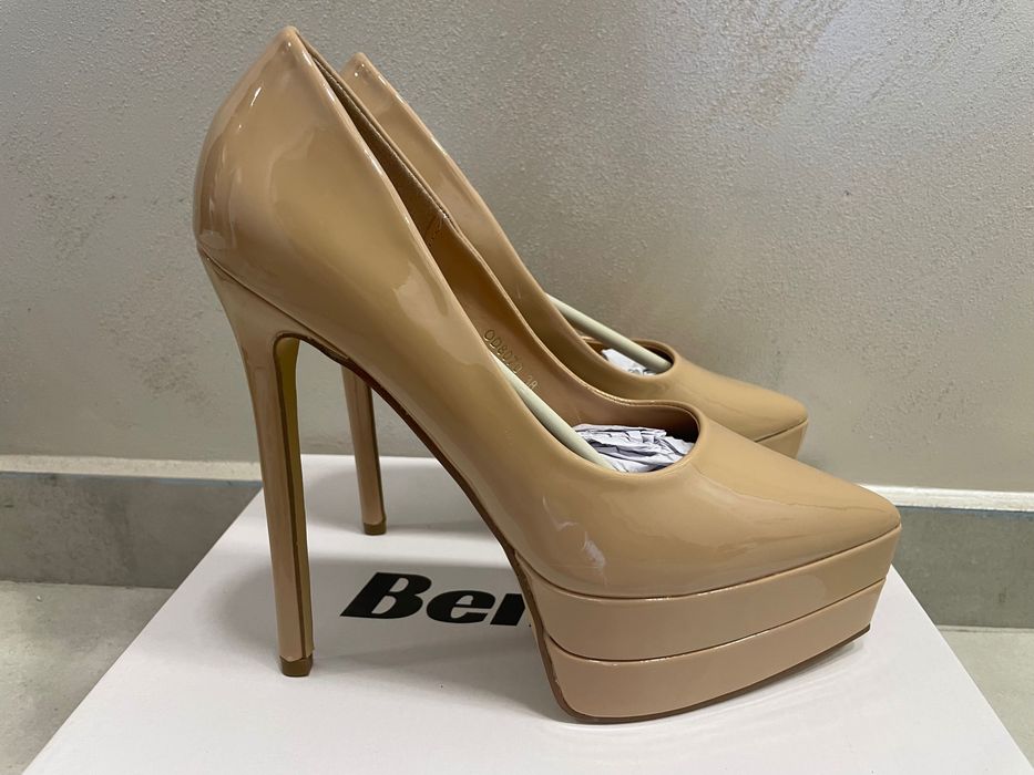 Бежови обувки на висок ток