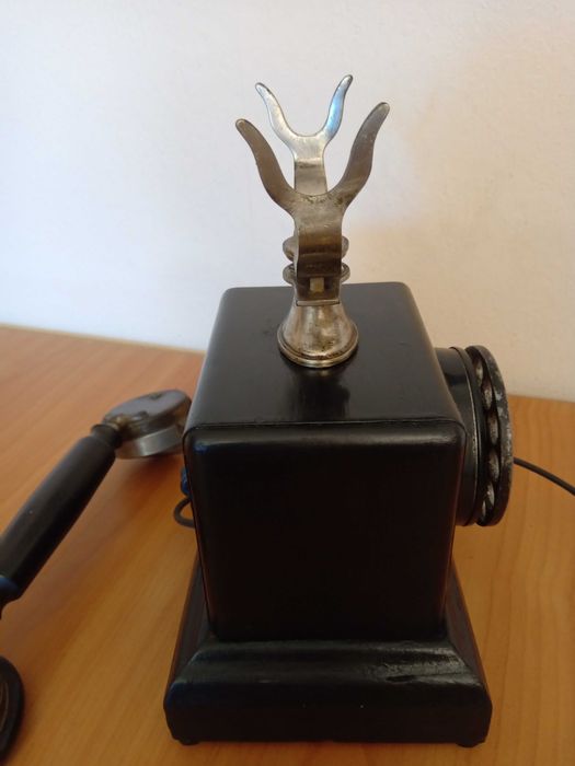 Стар ретро телефон