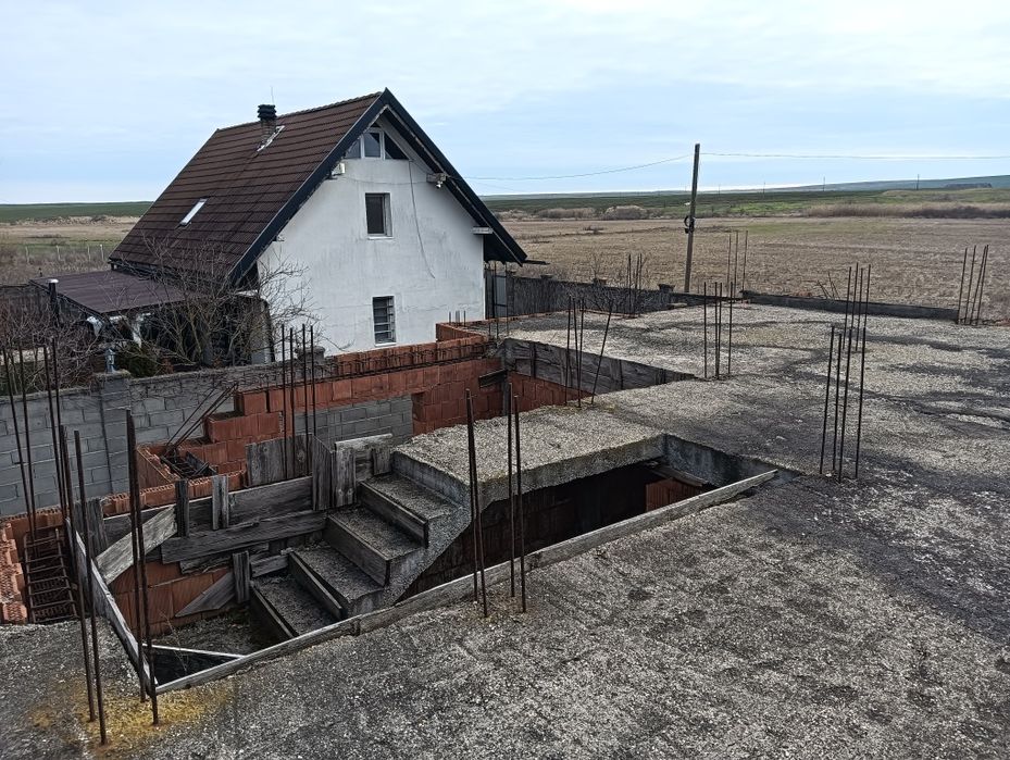 Casa de vînzare la roșu
