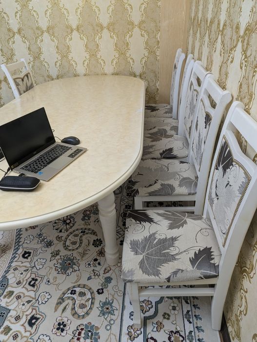 Стол со стульями