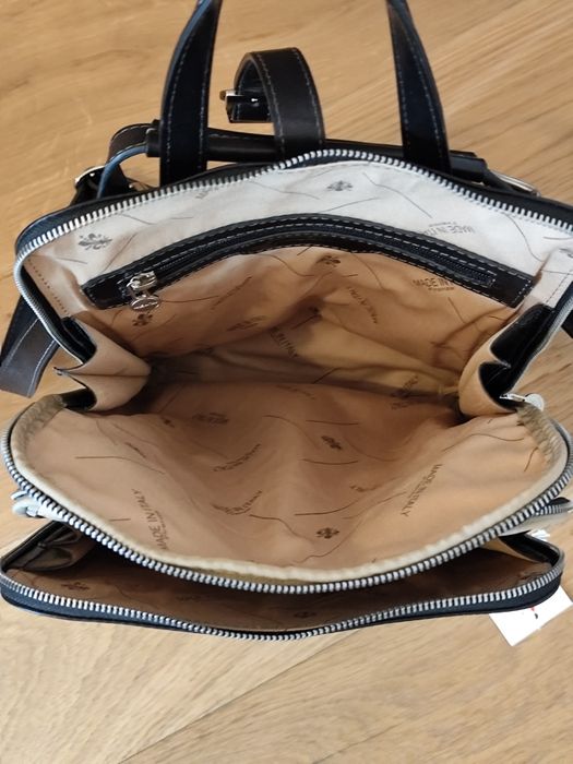 Продавам италианска черна раница от естествена кожа. Нова