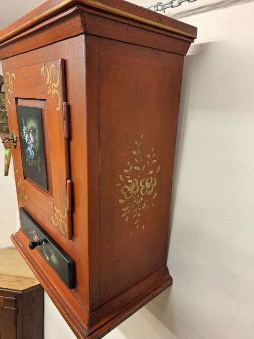 Шкаф за стена ръчно изрисуван