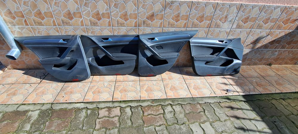 Fete usi VW Golf 7 hatchback auto cu volan normal pe stanga.