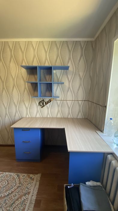 Продам угловой письменный стол с полками