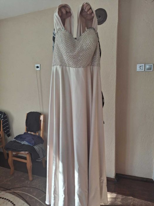 Продавам официална рокля, която е била носена само веднъж.