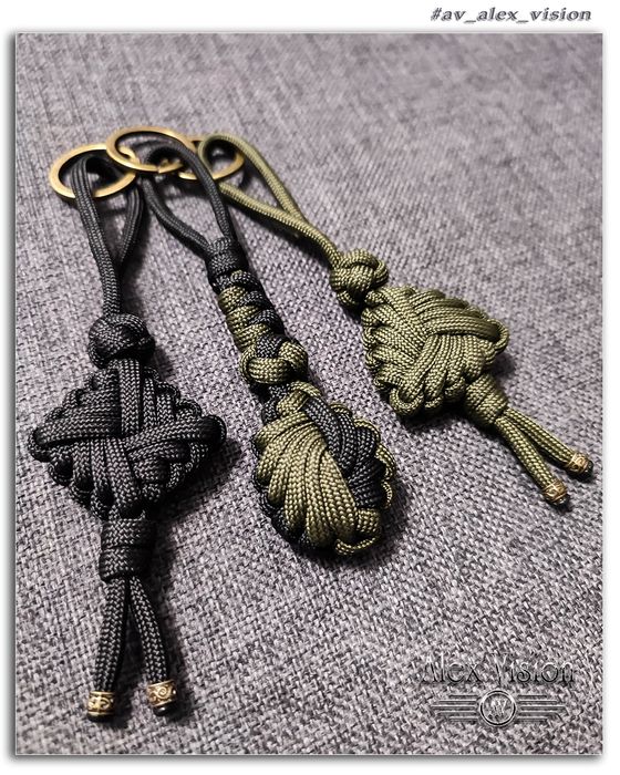 Оригинальный брелок из паракорда