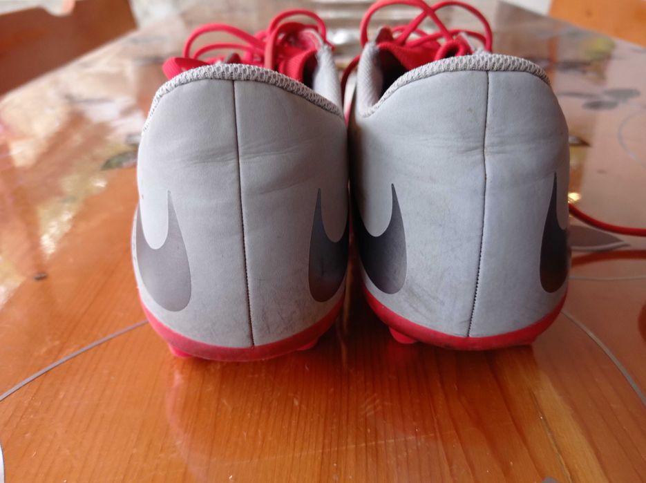 Футболни обувки (бутонки)