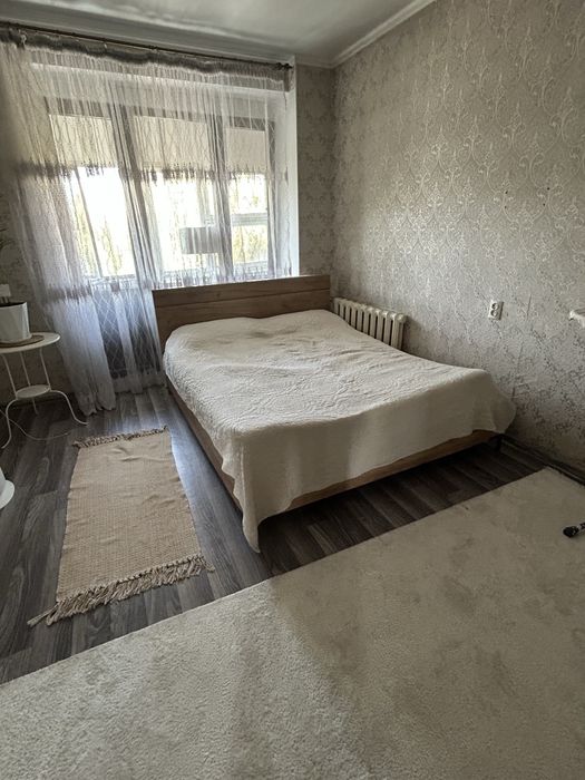 Кровать с мягким матрасом