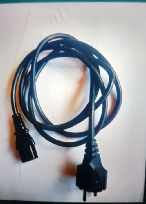 Cablu de alimentare 220 V, pentru calculatoare și alte echipamente.