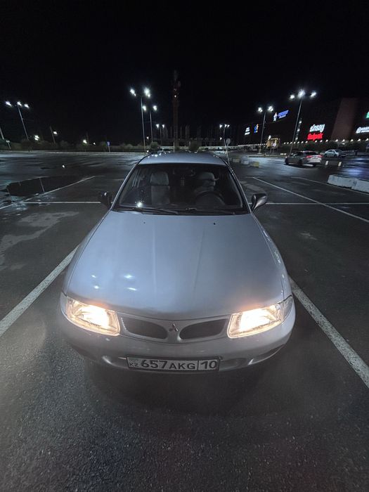 mitsubishi carisma