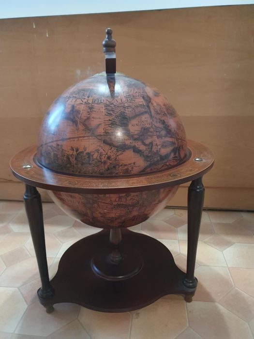 Настолен глобус бар.
