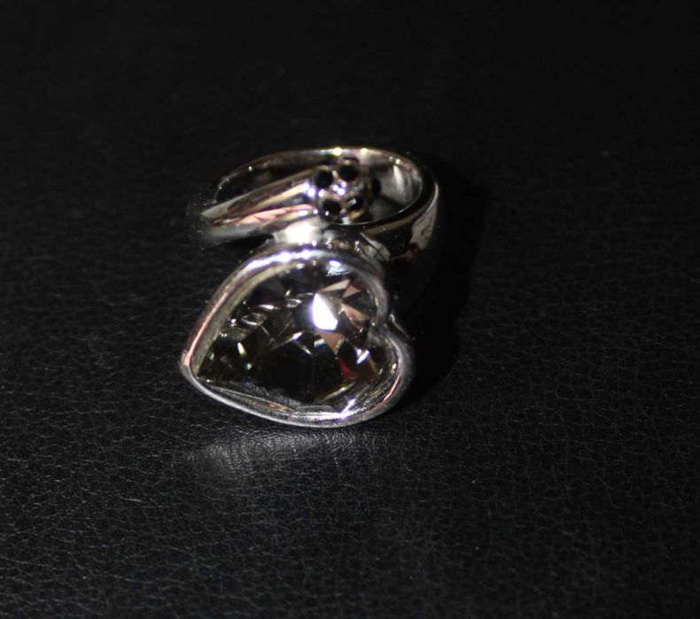 Кольцо с большим камнем