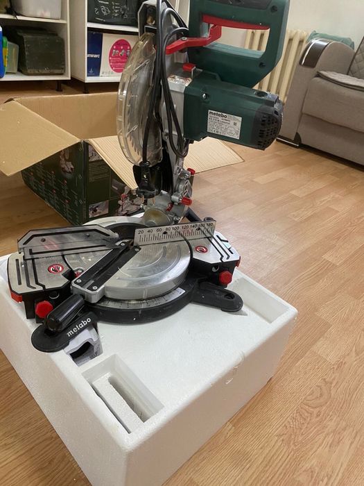 Торцовочная пила Metabo KS 216 M Lasercut