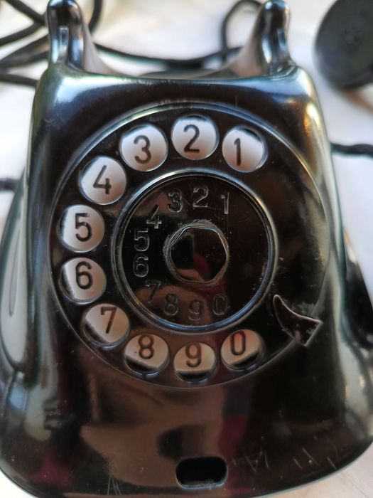 Работещ бакелитов телефон 1963 г. от Телефонен завод Белоградчик